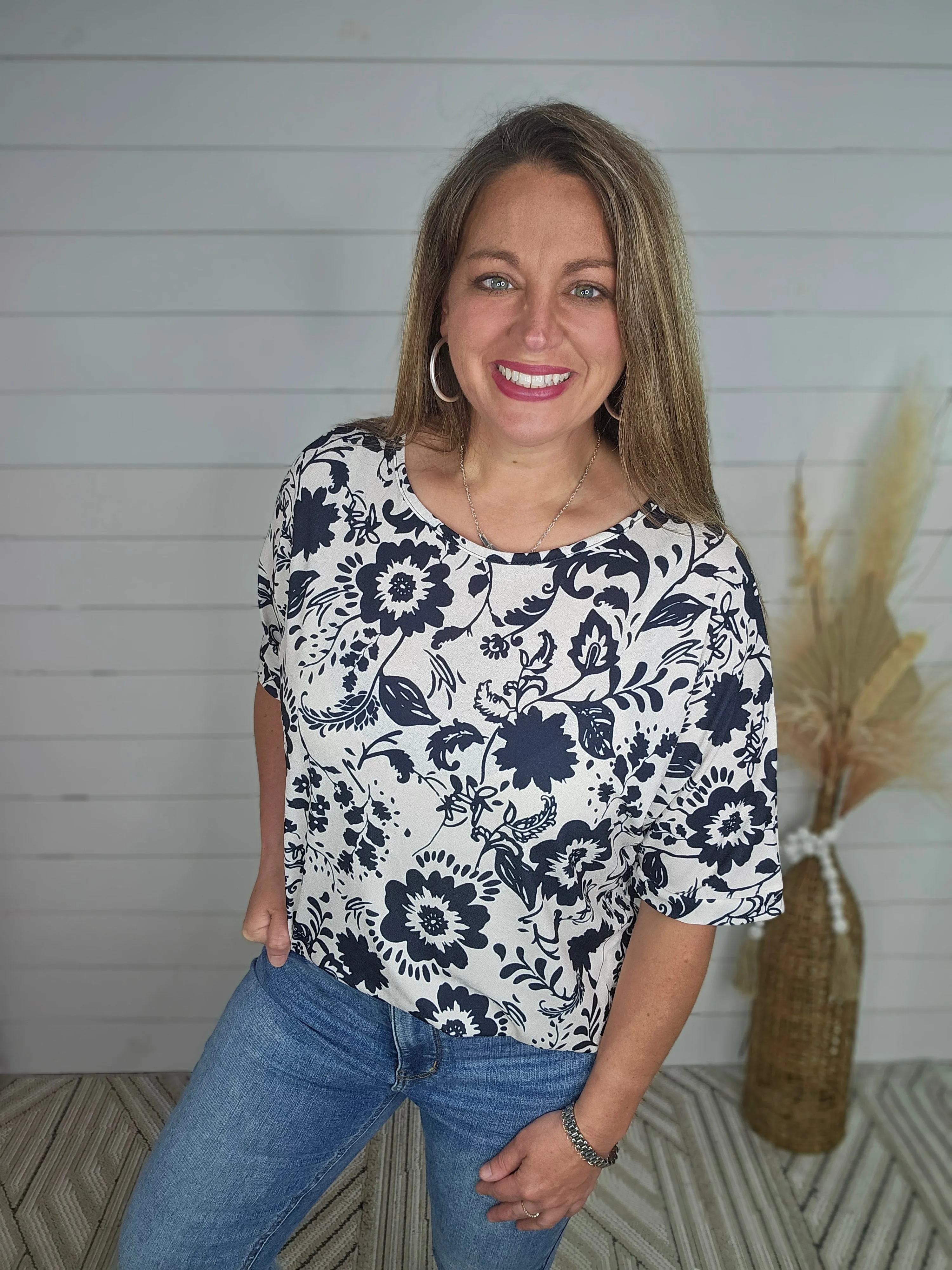 BLACK/WHITE FLORAL RELAXED FLORAL TOP