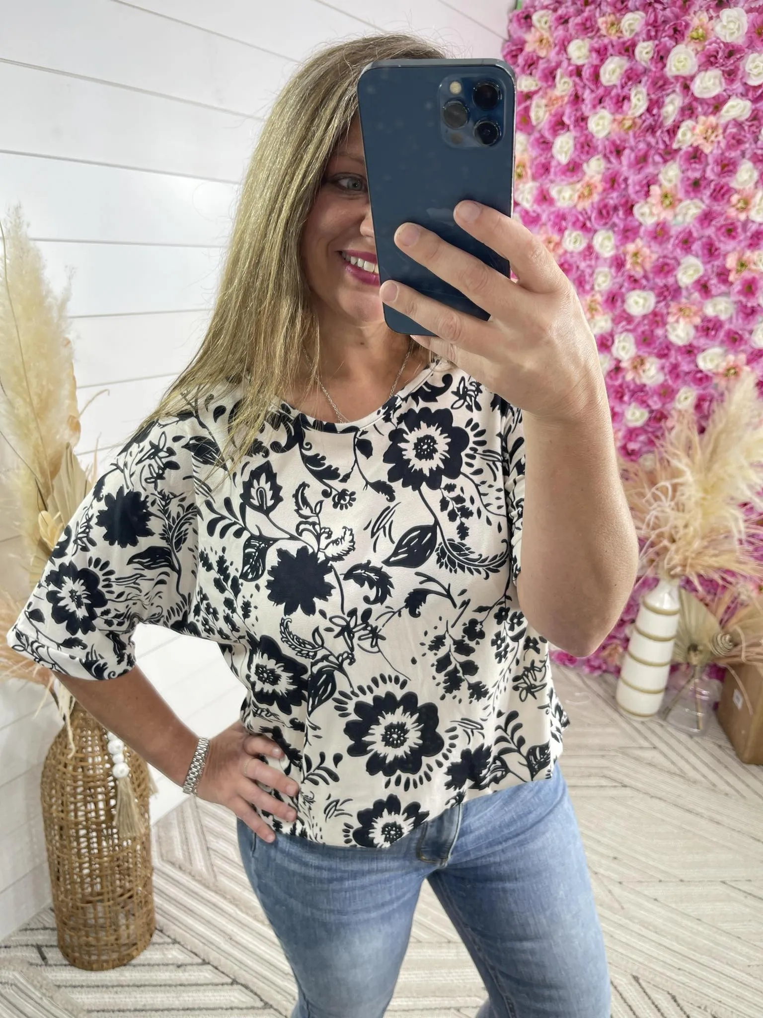 BLACK/WHITE FLORAL RELAXED FLORAL TOP